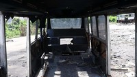 Bus tampak tinggal rangka saja, mesin dan kursi bus telah dicopot.