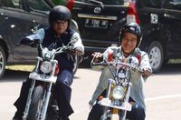 Jokowi 'meracuni' Basuki dengan motor kustom 