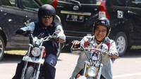 Presiden Jokowi menaiki motor mulai dari Puskesmas Bantar Gadung sejauh sekitar 30 km menuju Desa Pasir Suren melalui Jalan Pelabuhan yang merupakan jalan nasional yang dipelihara oleh Balai Besar Pelaksanaan Jalan Nasional VI, Ditjen Bina Marga. Dok. Kementerian PUPR.