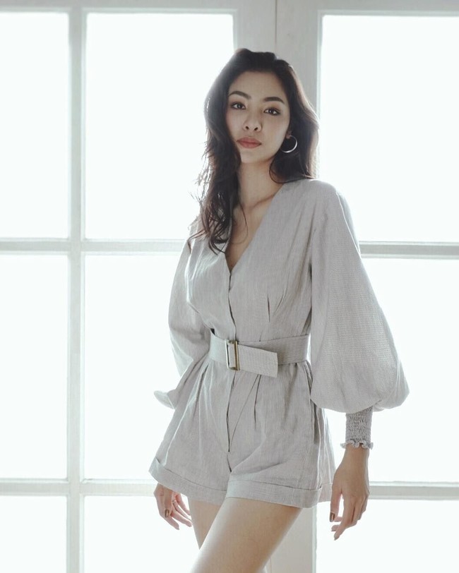 Kecantikan Faye Malisorn saat berbusana kasual. Foto: Instagram/@faye_malisorn