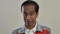 Sebelumnya, Jokowi mengenakan jaket serupa ketika touring di Palabuhanratu namun tidak dikancing. 