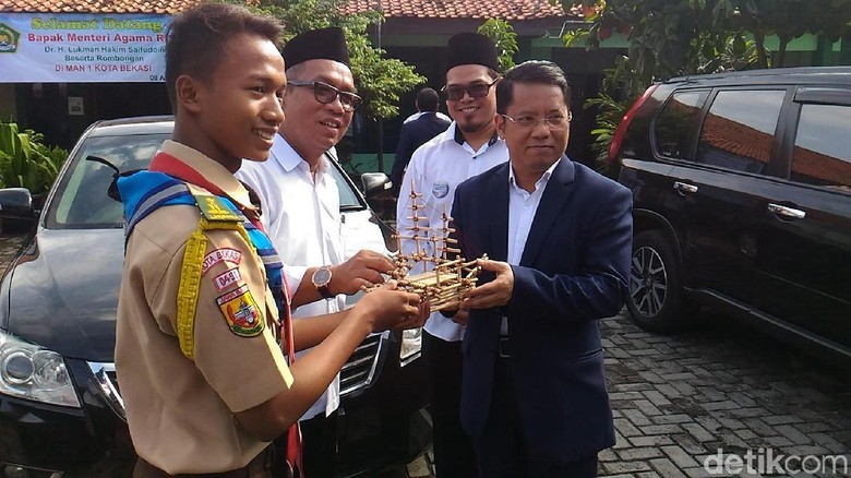 Kemenag Tinjau Hari Pertama UN di MAN 1 Kota Bekasi Kemenag Tinjau Hari Pertama UN di MAN 1 Kota Bekasi