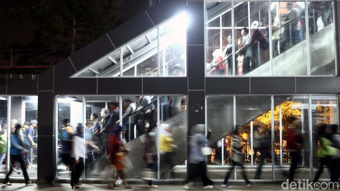 Stasiun Duri, Tambora Jakarta Barat, kini terkenal sebagai stasiun horor di jam sibuk. Begini kondisi stasiun di jam pulang kantor.