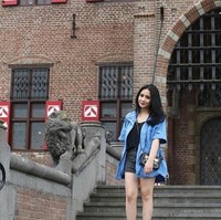 Bergaya casual saat liburan ke Eropa, Nagita Slavina berpose cantik memakai jaket denim dan celana pendek sambil membawa tas Louis Vuitton seri petite malle seharga US$ 5.500 atau sekitar Rp 75,7 juta. Foto: Instagram