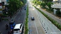 Sementara itu arus lalu lintas di underpass Matraman lancar.