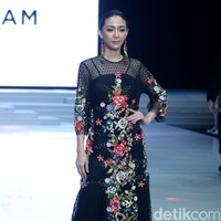 Fashion show Malik Moestaram di Indonesia Fashion Week 2018 ini mengangkat tema Peintures Anciennes di Jakarta Convention Center. Sabtu [31/3/2018]. [Foto: Mohammad Abduh/Wolipop]