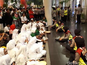 Begini Suasana di Luar Lokasi Debat Cagub Jatim 2018