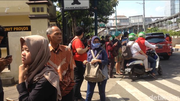 Macet Parah di Matraman, Penumpang TransJ Turun di Pinggir Jalan 