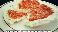 Kalau zaman dulu, pernah nggak sih merasakan makan kerupuk putih dilumuri saus? Nah, kalau tanggal tua makan kerupuk pake saus kaya pizza deh rasanya. Foto: @bodorgram