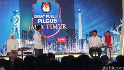 Foto: Gaya Cagub-Cawagub Jatim Saat Debat di Atas Panggung Foto: Gaya Cagub-Cawagub Jatim Saat Debat di Atas Panggung