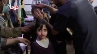 Dilaporkan oleh para petugas penyelamat dan paramedis setempat di Douma bahwa sedikitnya 70 orang tewas setelah gas beracun dijatuhkan di Douma, kota terakhir yang dikuasai pemberontak Suriah di Ghouta Timur. Banyak anak-anak yang menjadi korban. Foto: White Helmets/Handout via REUTERS