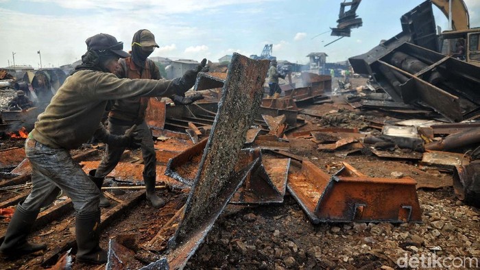 Besi bekas (scrap) masih menjadi andalan pelaku industri besi baja nasional sebagai bahan baku mereka. Maka bisnis besi tua pun kian menggiurkan.