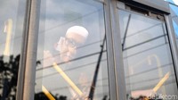 Di dalam bus, mereka juga tetap memakai topeng Novel Baswedan.
