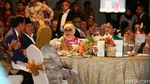 Potret Iriana Jokowi Saat Menenteng Minuman dan Makan Bareng Donald Trump