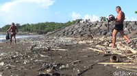 Saya sering ke sini (Pantai Sanur) untuk lari (olahraga). Kalau kayak gini (banyak sampah) ya jelas mengganggu, kaki bisa kena kayu-kayu itu, kata Kade Nengah, warga Tanjung Bungkak, Denpasar