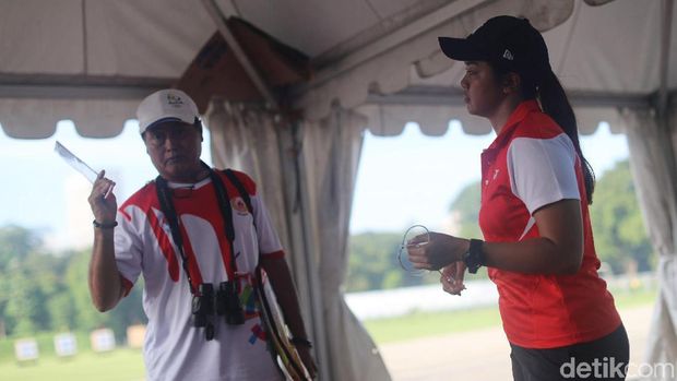 Dellie Threesyadinda bersama ayah dan pelatihnya, Deny Trisjanto