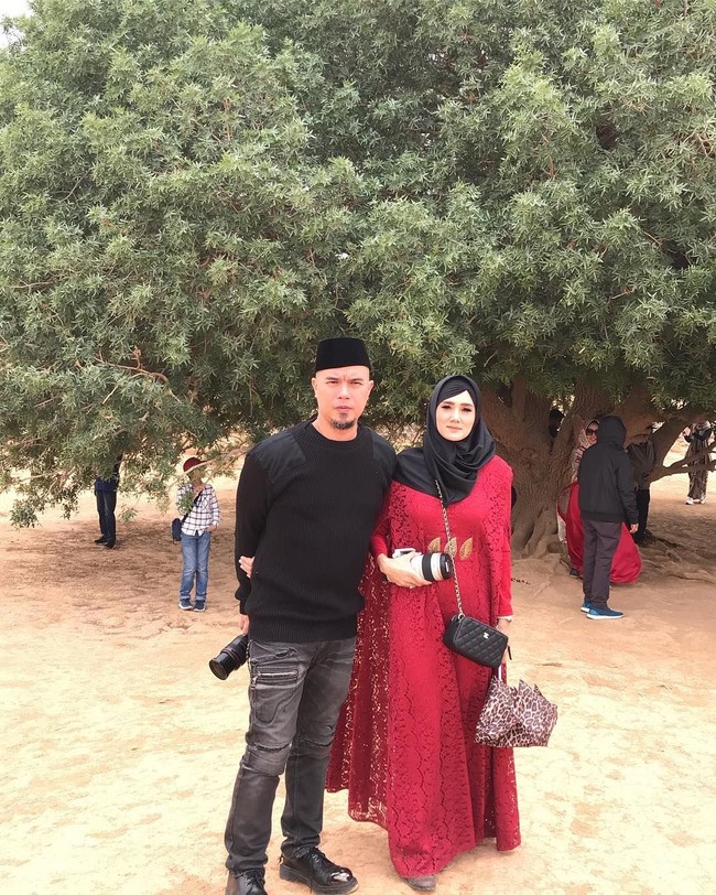 Mulan Jameela melakukan wisata religi bersama Ahmad Dhani ke Yordania. Penampilannya langsung mencuri perhatian netizen, karena ia tampil cantik mengenakan jilbab. Foto: Instagram/MulanJameela1