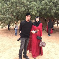 Mulan Jameela melakukan wisata religi bersama Ahmad Dhani ke Yordania. Penampilannya langsung mencuri perhatian netizen, karena ia tampil cantik mengenakan jilbab. Foto: Instagram/MulanJameela1