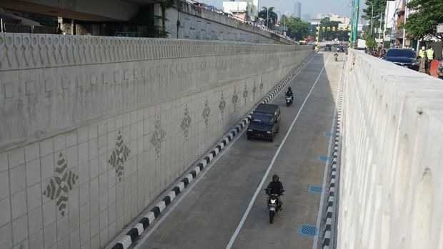 Kendaraan yang melintas di Underpass Matraman tampak lengang.