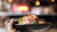 Makan salmon di restoran Jepang, Indra menyelipkan cerita di kolom captions. Ia mengaku dulu nggak suka ikan tapi pas tahu manfaatnya, ia jadi doyan banget makan ikan. Foto: instagram @indraherlambang