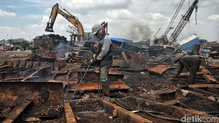 Bisnis Besi Tua yang Menggiurkan Besi bekas (scrap) masih menjadi andalan pelaku industri besi baja nasional sebagai bahan baku mereka. Maka bisnis besi tua pun kian menggiurkan.