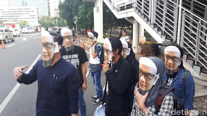 Pakai Topeng, Mahasiswa Tuntut Penuntasan Kasus Teror Novel