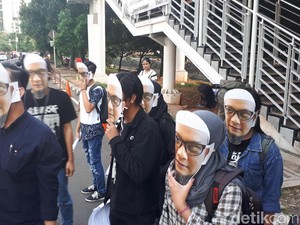 Pakai Topeng, Mahasiswa Tuntut Penuntasan Kasus Teror Novel