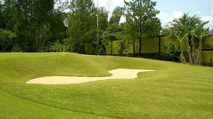 lapangan golf di tengah kota blitar