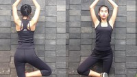 Kalau sedang di rumah atau tidak ada peralatannya, Soraya latihan yoga biasa. (Foto: Instagram/sorayarasyid12)