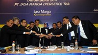 Direktur Utama PT Jasa Marga (Persero) Tbk Desi Arryani (keenam kanan), Komisaris Utama Refly Harun (keenam kiri), serta jajaran direksi dan komisaris, bertumpu tangan bersama usai Rapat Umum Pemegang Saham Tahunan, di Jakarta, Selasa (10/4). Foto: ANTARAFoto