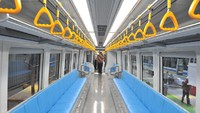 Saat keadaan penuh, kereta mampu membawa sekitar 379 penumpang, baik penumpang yang duduk maupun penumpang yang berdiri. Dok. PT INKA (Persero).