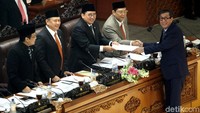 Menkumham Yasonna Laoly menyerahkan pandangan pemerintah tentang disahkannya dalam Pembicaraan Tk II/ Pengambilan Keputusan Rancangan Undang-Undang tentang Pengesahan Persetujuan Antara Pemerintah Republik Indonesia dan Pemerintah Kerajaan Thailand tentang Kerja Sama di Bidang Pertahanan (Agreement between the Government of the Republic of Indonesia and the Government of the Kingdom of Thailand on Coorperation in the Field of Defence).
