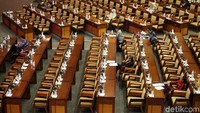Sebanyak 366 anggota dewan absen dalam paripurna tersebut.