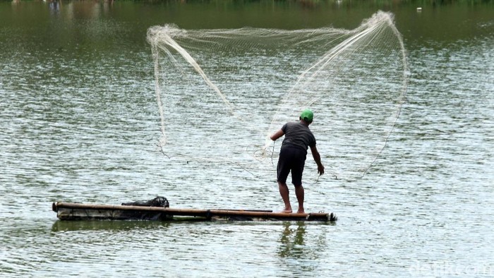 Saat ini Situ Gintung, Tangsel, bukan hanya tempat resapan air dan wisata. Warga juga mencari ikan di setu tersebut.