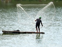 Kalender Jawa Rabu Pahing 15 Mei 2024: Bikin Jala Penangkap Ikan