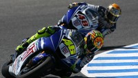 Valentino Rossi kembali mengambil gelar juara dunia bersama Yamaha pada tahun 2008. Kala itu dia juga bersaing dengan Casey Stoner. Foto: Paul Gilham/Getty Images