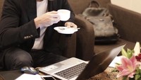 Lewat instagram pribadinya @indraherlambang, ia sering membagikan foto bersama makanan. Kali ini ia asyik berpose memegang secangkir kopi di depan laptopnya. Foto: instagram @indraherlambang
