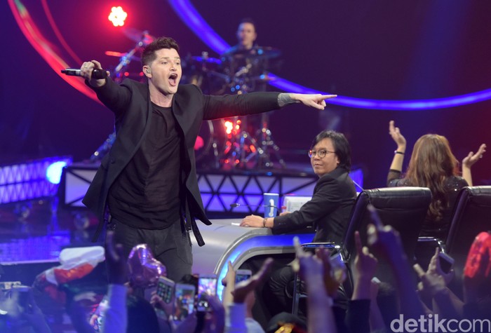 Intip Aksi Panggung Band The Script