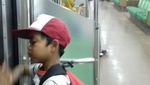 Senyum Alpin, Bocah yang Naik KRL Parung-Tn Abang untuk Sekolah