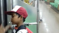 Kepada Caroline, Alpin mengatakan kedua orangtuanya tidak dapat menemani dirinya ke sekolah. Semula rumah Alpin berada di wilayah Tanah Abang. Namun karena kena gusur, dia sekeluarga pindah ke rumah saudara yang berada di Parung Panjang.  (Foto: dok. Caroline Ferry)