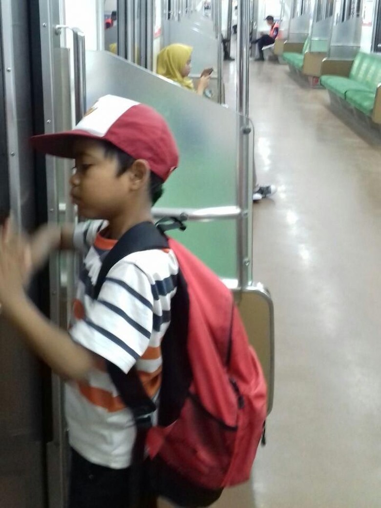 Kisah Alpin, Bocah SD yang Naik KRL dari Parung Panjang ke Tn Abang Kisah Alpin, Bocah SD yang Naik KRL dari Parung Panjang ke Tn Abang