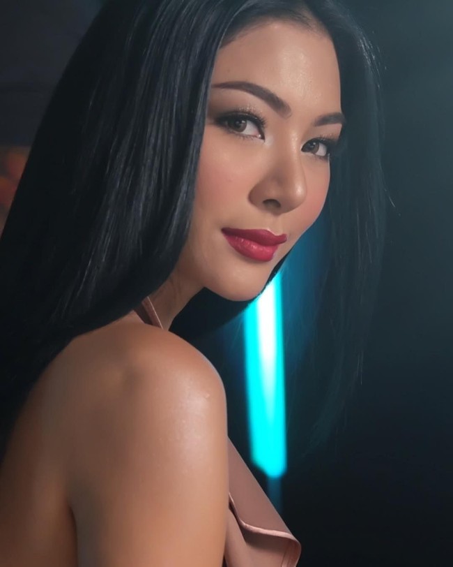 Dalam kesehariannya Faye Malisorn memang berprofesi sebagai model. Faye kerap menjadi model untuk brand fashion sampai kecantikan Thailand. Foto: Instagram