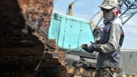 Kapal-kapal yang karam, biasanya jadi sasaran bisnis ini.