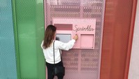 Warga negara AS pasti senang, sudah ada vending machine ramen, permen jelly, serta dessert manis, cupcake! Vanding machine ini bernama Cupcake ATM Sprinkles. Sesuai namanya, bentuk vending machine ini dibuat seperti mesin ATM. Hanya saja terdapat tempat memasukan uang koin dan kotak sedang yang akan mengeluarkan cupcake yang diinginkan pembeli. Saat ini sudah ada 14 Cupcake ATM Sprinkles di Amerika Serikat. Foto: Istimewa