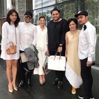 Tas Hermes Birkin putih seharga Rp 265 juta ini kembali menemani Ivan Gunawan saat berpose bersama fashion stylist selebriti Caren Delano. Foto: Instagram