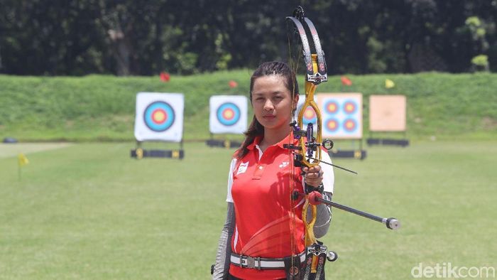 Dellie Threesyadinda berlatih di lapangan panahan kompleks Gelora Bung Karno (GBK) Senayan, Jakarta. (Grandyos Zafna/detikSport) Dellie Threesyadinda berlatih di lapangan panahan kompleks Gelora Bung Karno (GBK) Senayan, Jakarta. (Grandyos Zafna/detikSport)