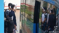 Massa menunggu bus TransJakarta.