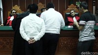 Dalam sidang itu, JPU memperlihatkan sejumlah barang bukti.