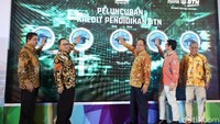 Direktur Utama PT Bank Tabungan Negara (Persero) Tbk Maryono dan Menteri Riset, Teknologi dan Pendidikan Tinggi Mohamad Nasir menghadiri peluncuran Kredit Pendidikan BTN, di Jakarta, Selasa (10/4/2018).