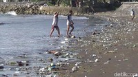 Tidak hanya Pantai Sanur, Pantai Padanggalak hingga Pantai Biaung, yang terletak di sisi utara Pantai Sanur, diserbu oleh sampah.